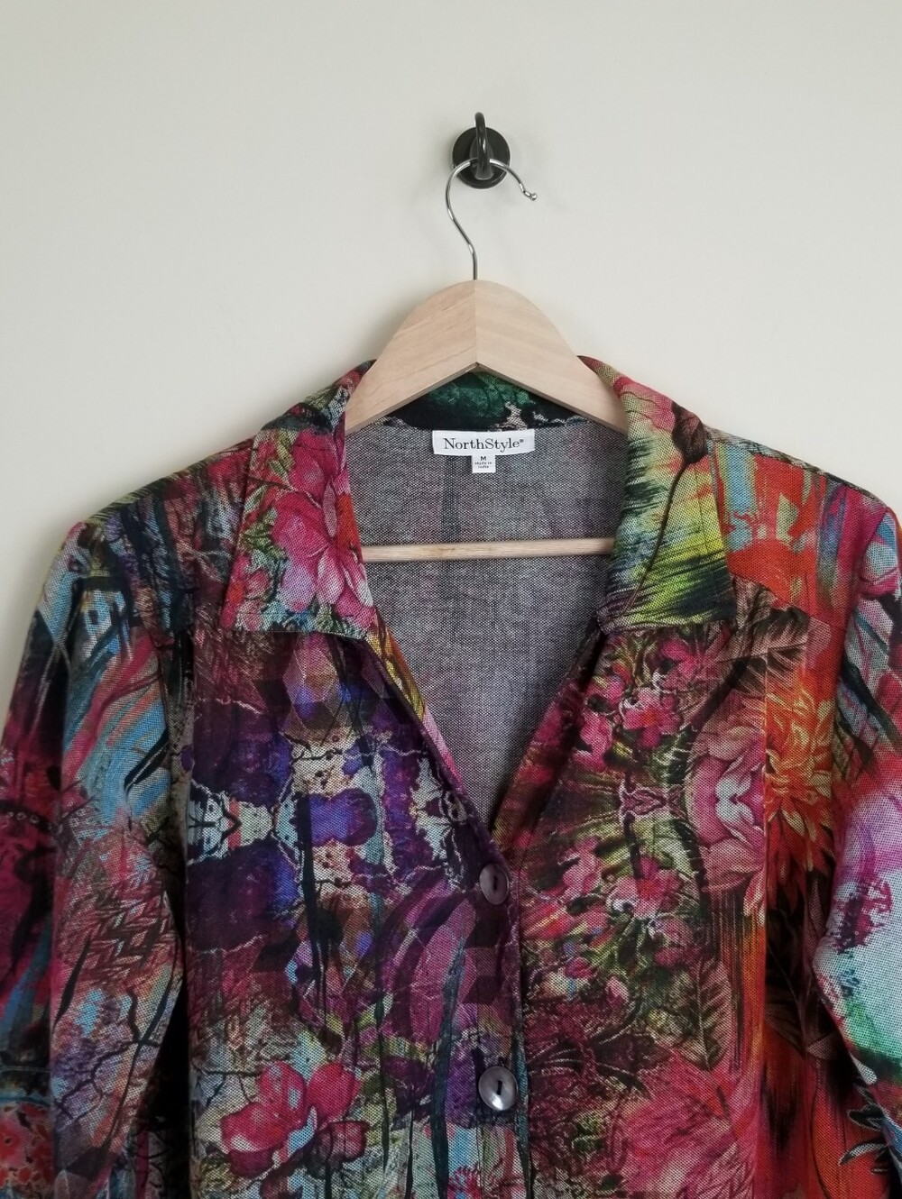 NorthStyle Long Sleeve Top Size Medium - Picture 2 of 9